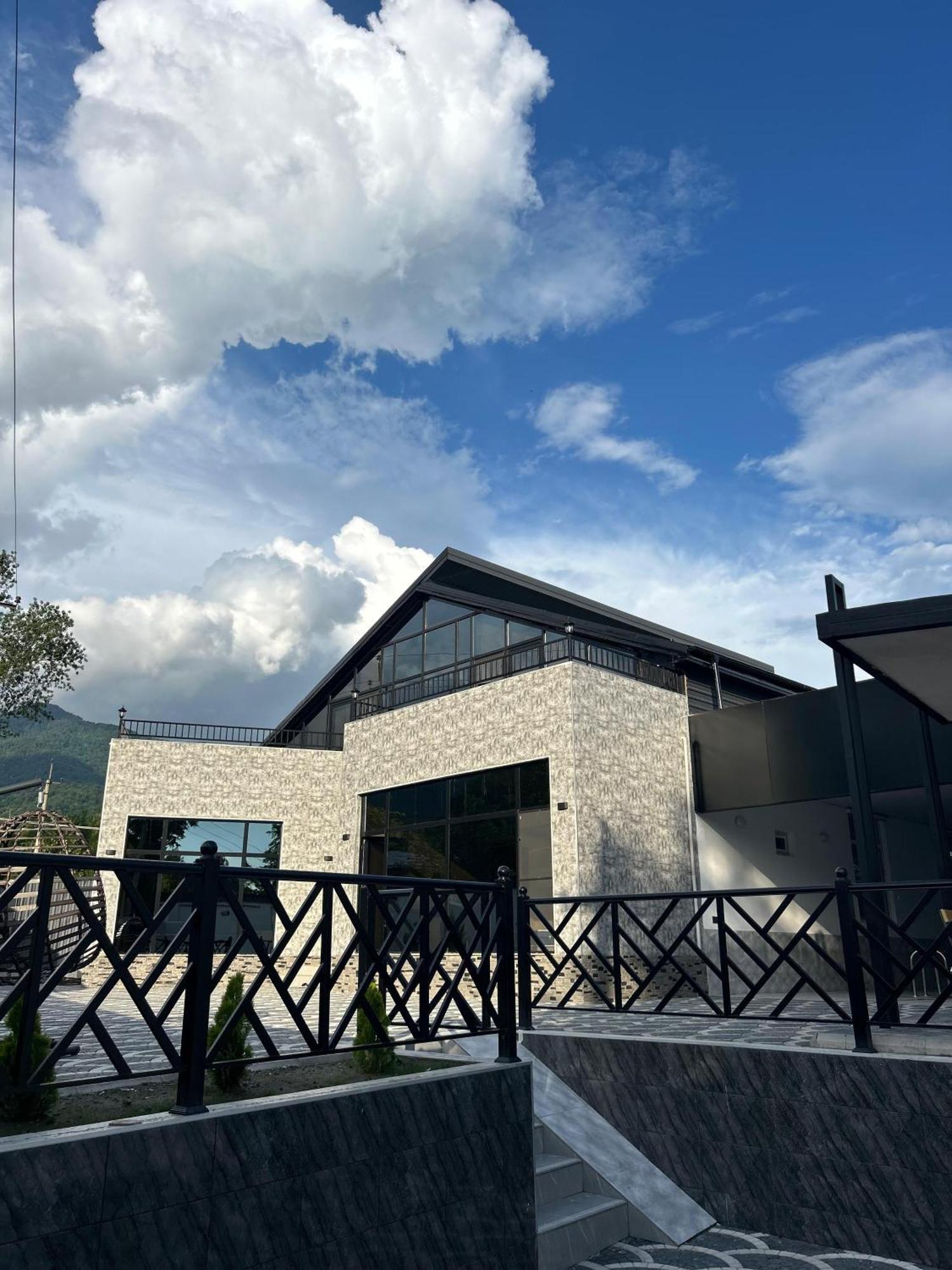 Luxury Milan Mountain Ponoramic Villa, Indoor Heated Pool And Jacuzzi With Mountain View Holiday home