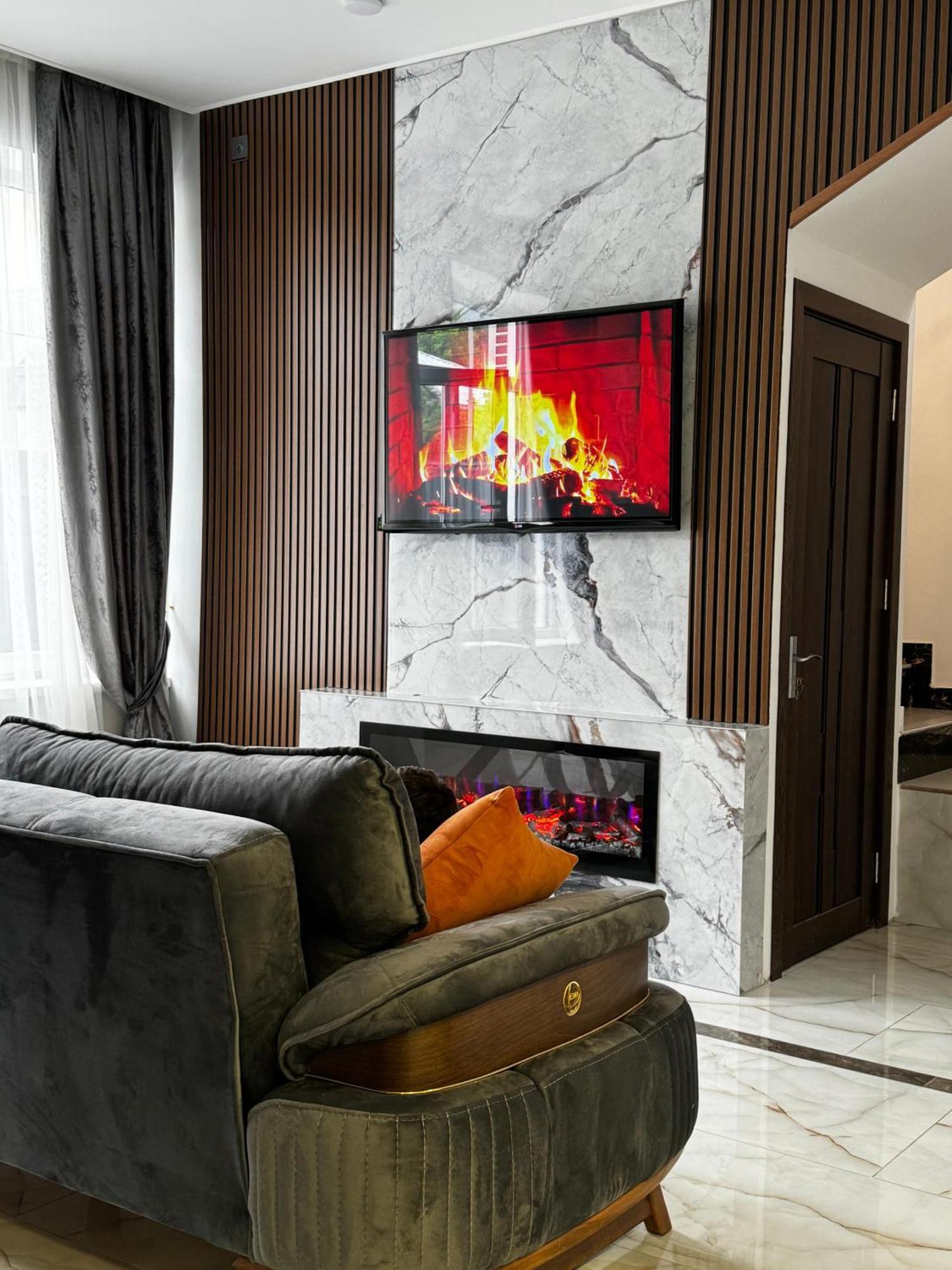Luxury Milan Mountain Ponoramic Villa, Indoor Heated Pool And Jacuzzi With Mountain View Ferienhaus
